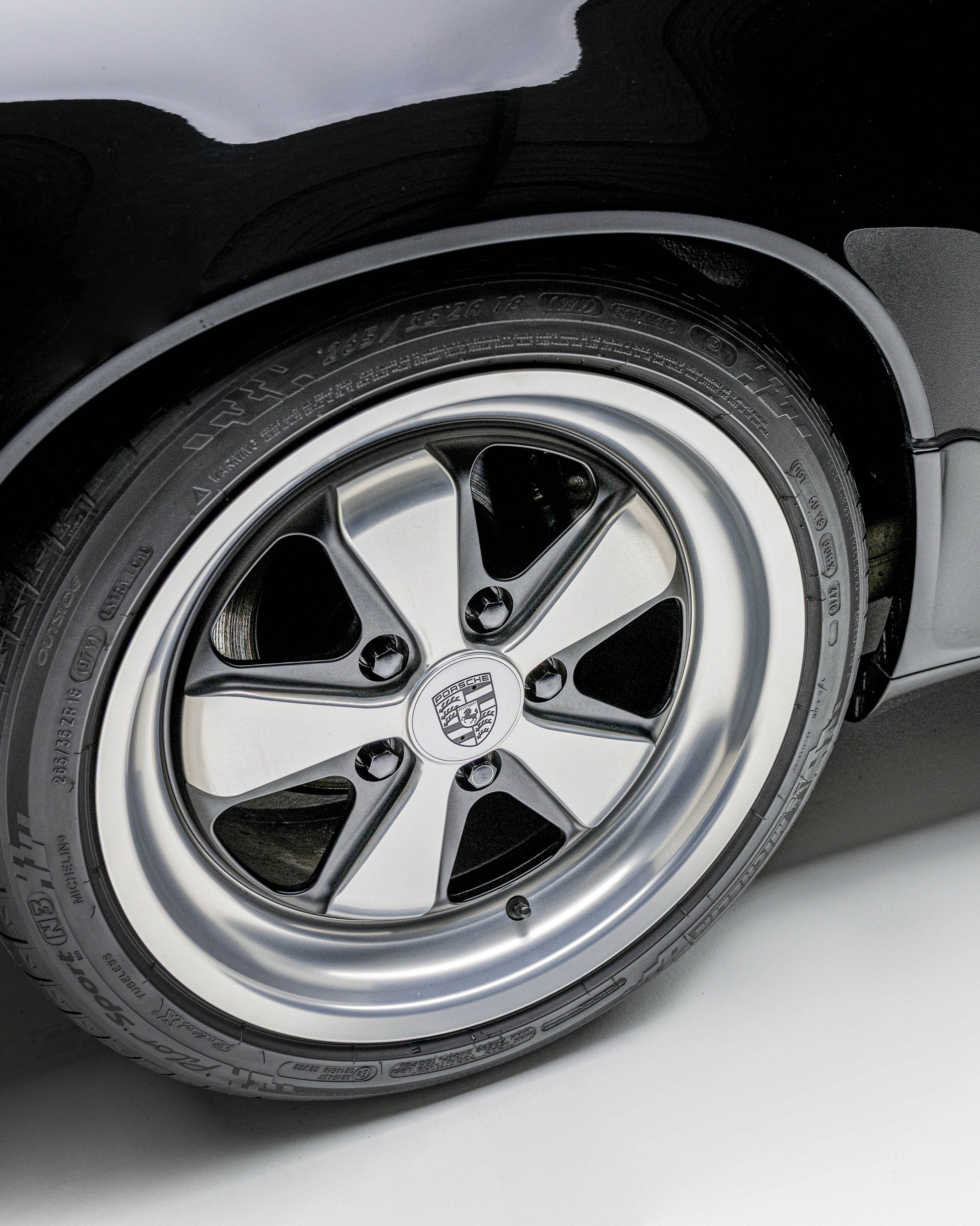 Black 964 targa — wheel detail